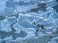 Die strukturierte Eisschicht am Lochgrabenbach schließt sich